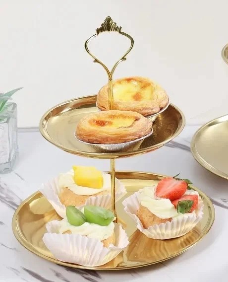 Alzatina per dolci a 2 piani color oro con crostatine e pasticcini
