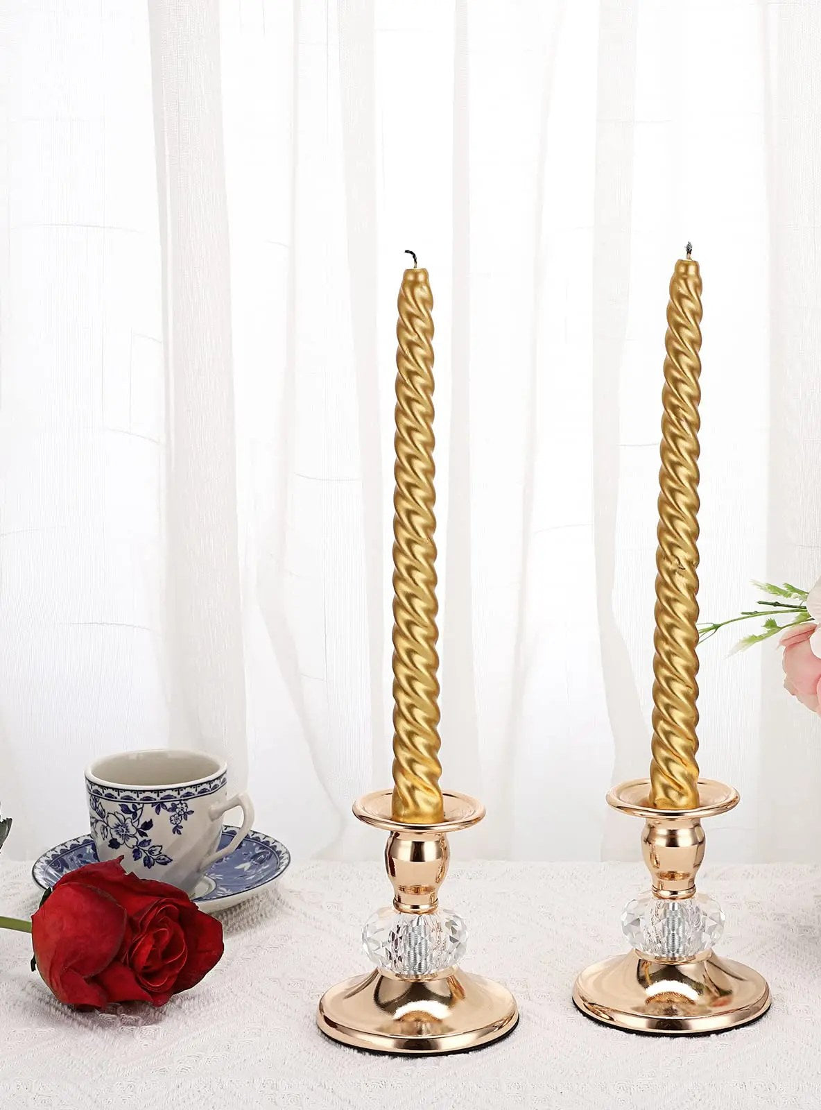 Due candelieri oro con candele lunghe dorate