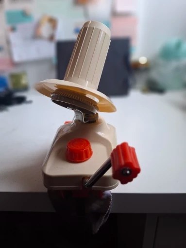 Gomitolatore manuale crema e rosso con manovella e morsetto da tavolo