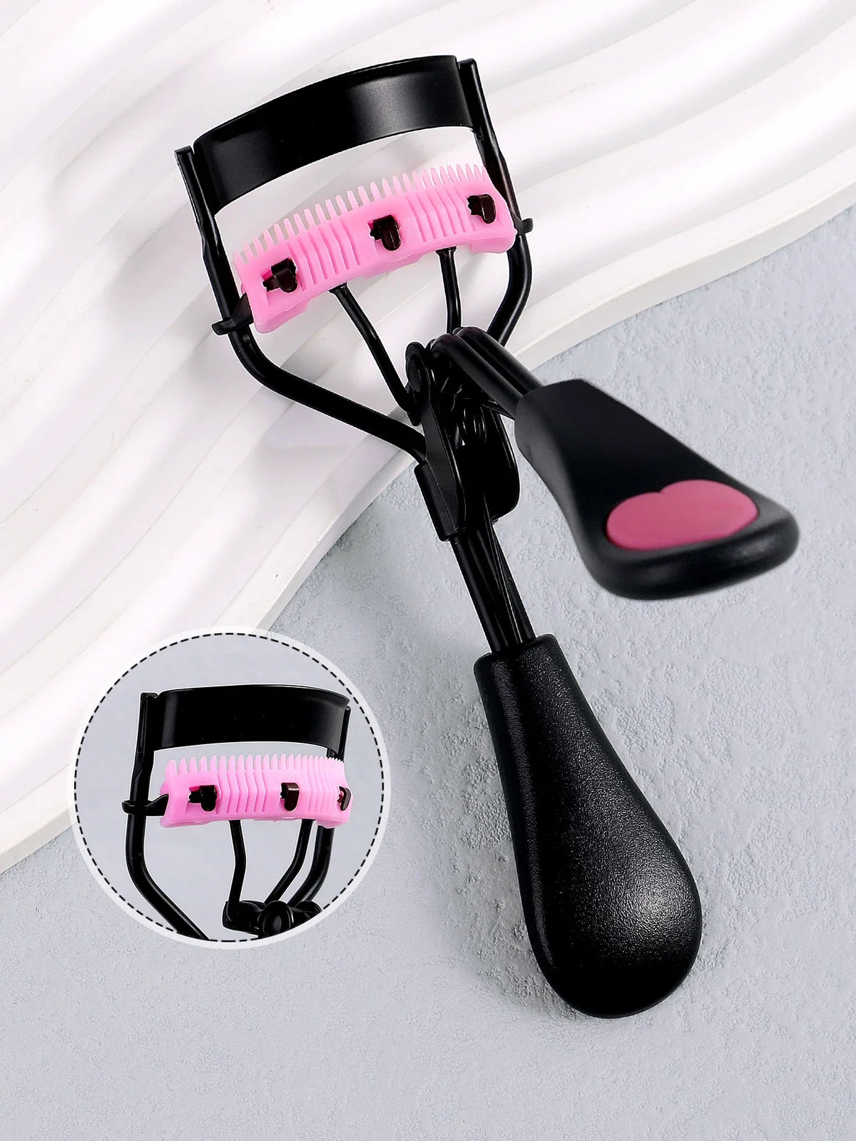 Piegaciglia nero con cuscinetto rosa a pettine e cuore rosa sul manico