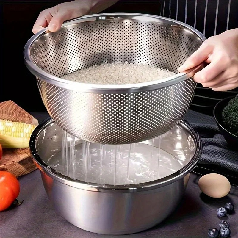 Scolapasta in acciaio inox con ciotola mentre si sciacqua il riso