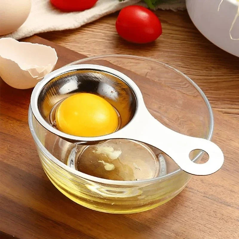 Separatore uova in acciaio inox con il tuorlo nella coppa