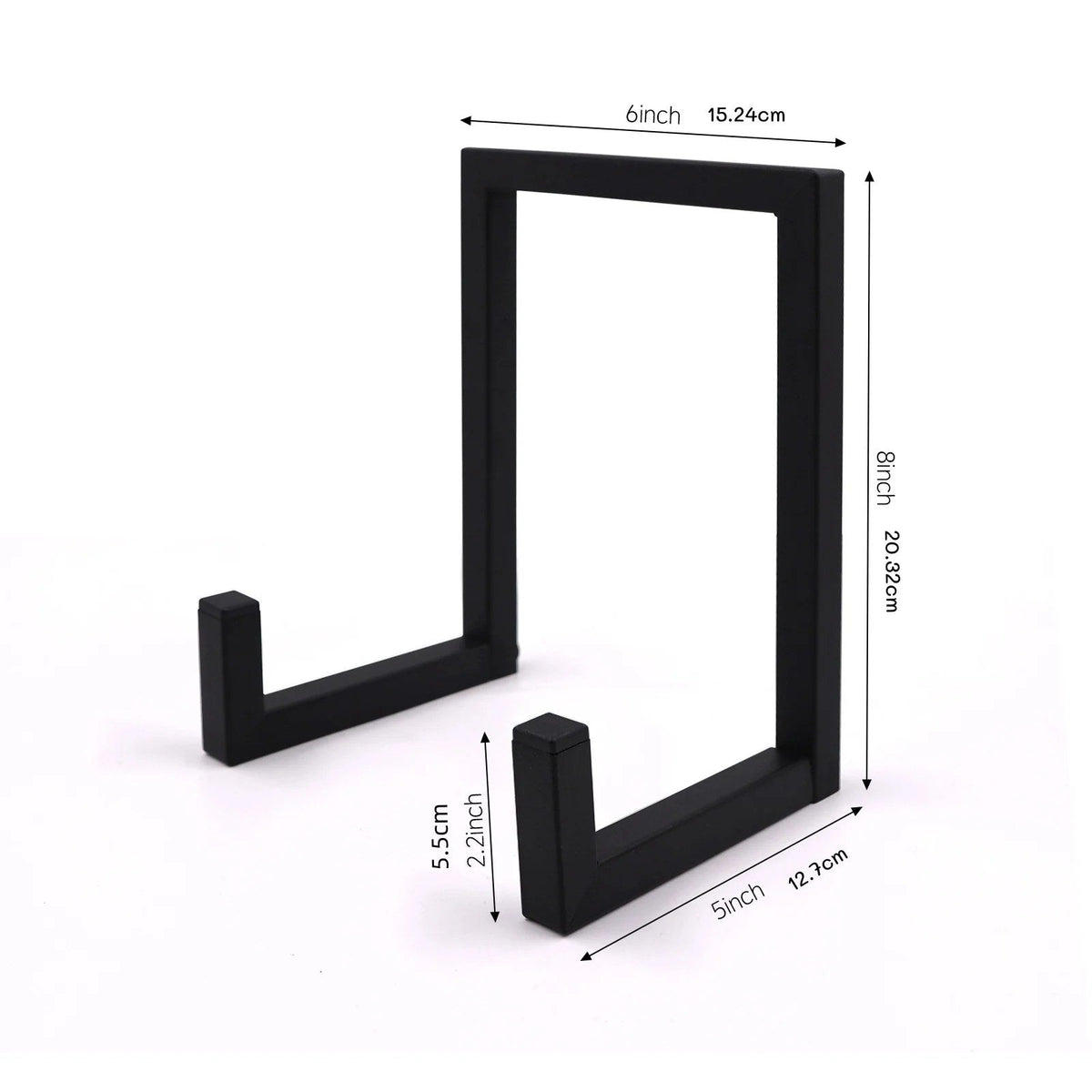Porta vinili da tavolo nero in metallo su un davanzale