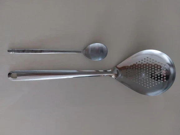 Schiumarola in acciaio inox con coppa larga a fori tondi e manico lungo