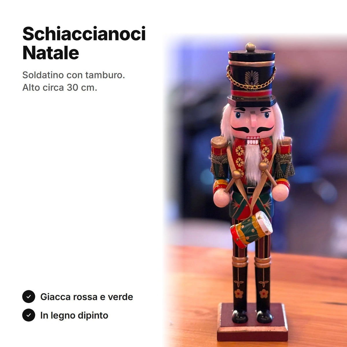 Schiaccianoci in legno dipinto a forma di soldatino, con cappello nero, barba bianca, giacca rossa e verde e tamburo