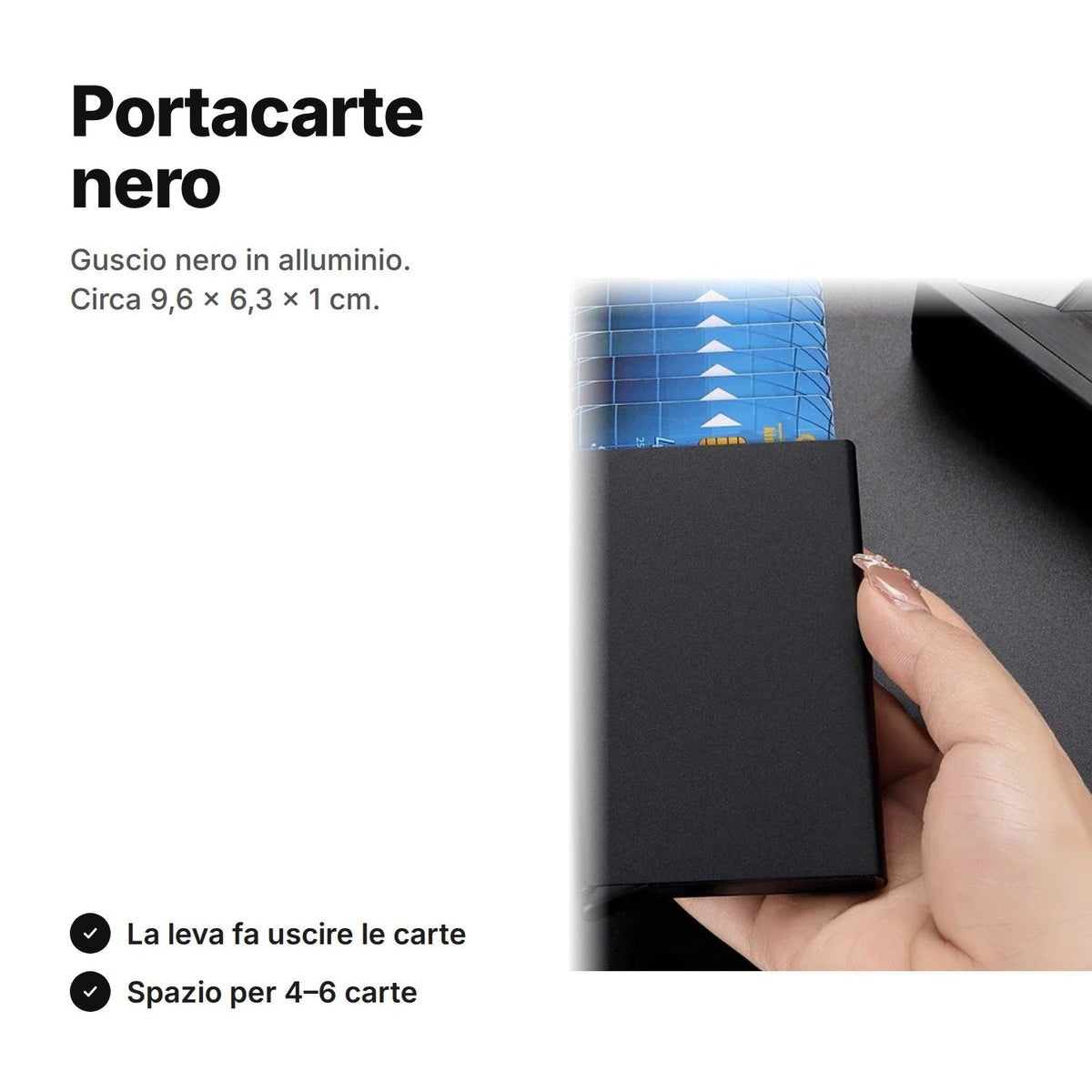Portacarte nero in alluminio tenuto in mano, con le carte che escono a scalare dall'apertura in alto