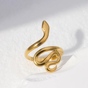 Anello serpente color oro: a un'estremità della fascia aperta la testa del serpente, all'altra una doppia curva a S