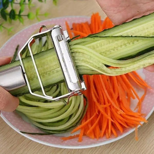 Pelapatate julienne con strisce sottili di cetriolo e carota su un piatto
