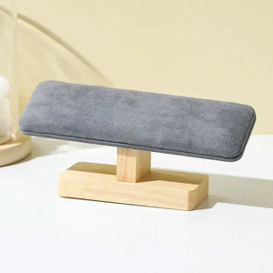 Porta bracciali a T con barra in velluto grigio su colonna e base in legno chiaro