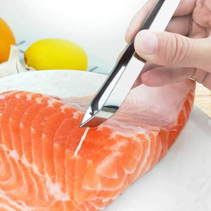 La pinzetta per pesce con punta obliqua toglie una spina da un filetto di salmone