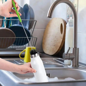 Lo scovolino per bottiglie entra in una borraccia bianca accanto al lavello