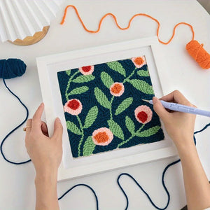 Quadro a fiori realizzato con il punch needle in una cornice bianca