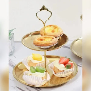 Alzatina per dolci a 2 piani color oro con crostatine sopra e pasticcini nei pirottini di carta sotto