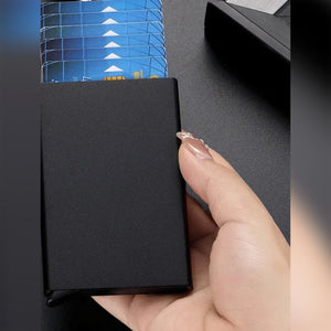 Portacarte nero in mano, con le carte uscite a scalare dall'apertura in alto