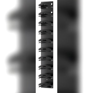 Porta cappelli da parete nero visto di lato: una striscia verticale con 10 ganci curvi per i cappellini