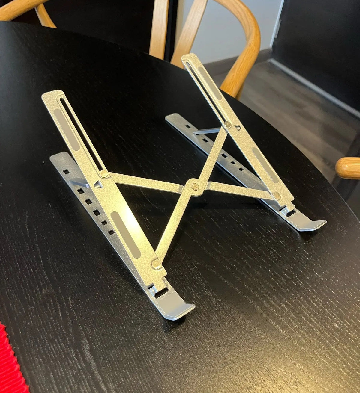 Supporto per PC portatile in alluminio aperto su un tavolo