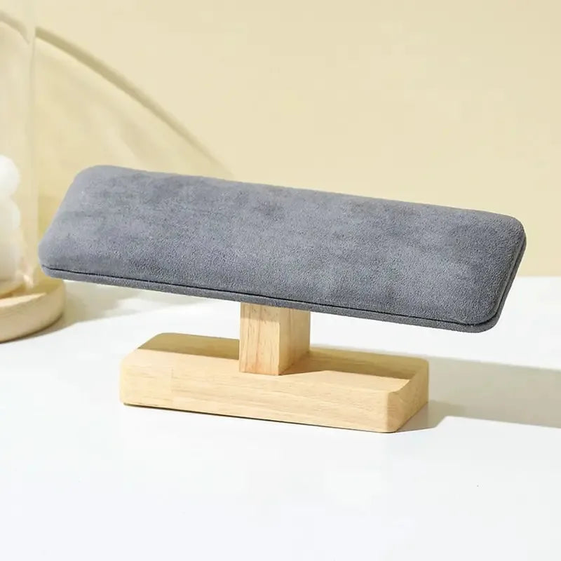 Porta bracciali a T con barra in velluto grigio su base in legno chiaro