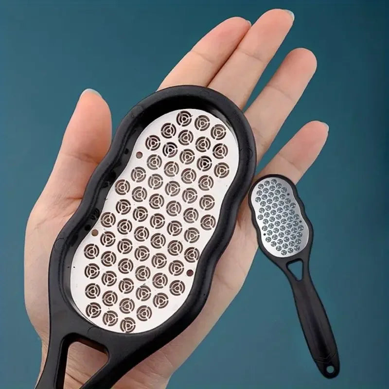 Raspa per piedi in mano: manico nero e grattugia in acciaio inox con fori a forma di fiore