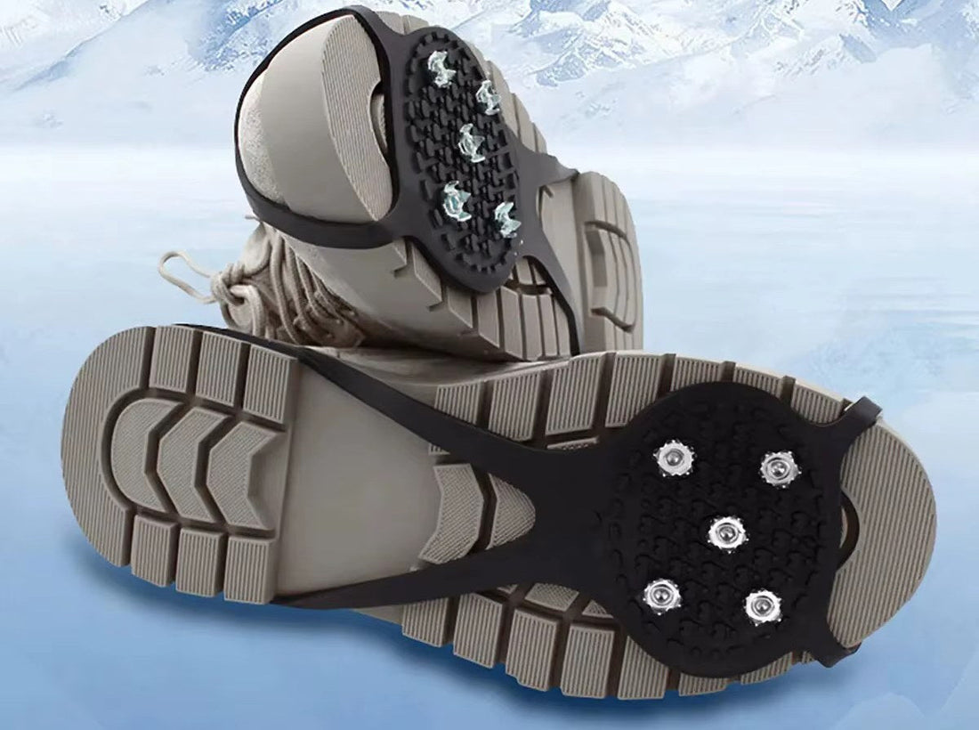 Ramponcini per scarpe agganciati sotto due scarponcini