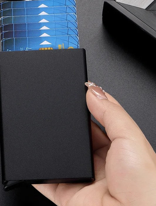 Portacarte nero in mano, con le carte uscite a scalare