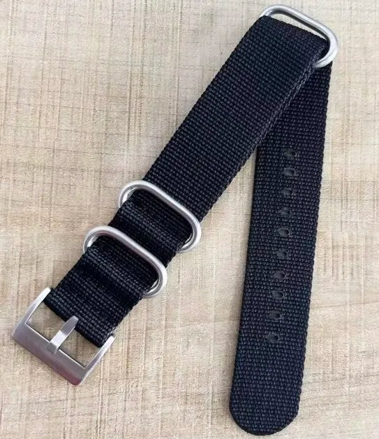 Cinturino NATO nero con fibbia color argento e tre passanti