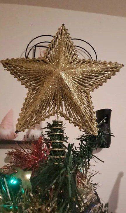 Foto di un cliente: il puntale a stella oro in cima a un albero di Natale