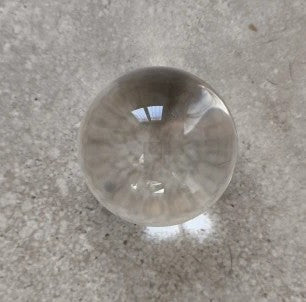 Sfera di vetro trasparente da 60 mm sul suo piccolo supporto
