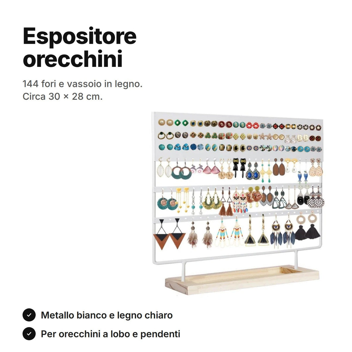 Espositore orecchini in metallo bianco con vassoio in legno chiaro, pieno di orecchini