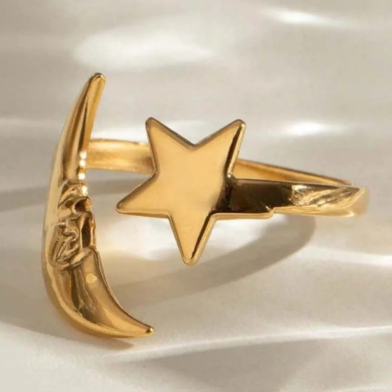 Anello regolabile color oro con una stella e una luna alle estremità