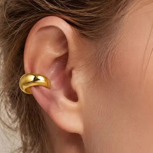 Ear cuff color oro spesso sul bordo dell'orecchio
