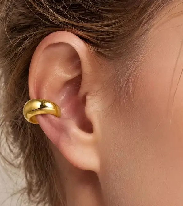 Ear cuff color oro spesso sul bordo dell'orecchio