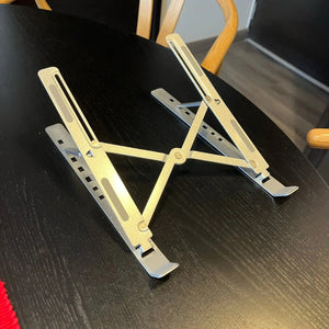 Foto di un acquirente: il supporto per PC portatile in alluminio aperto su un tavolo nero