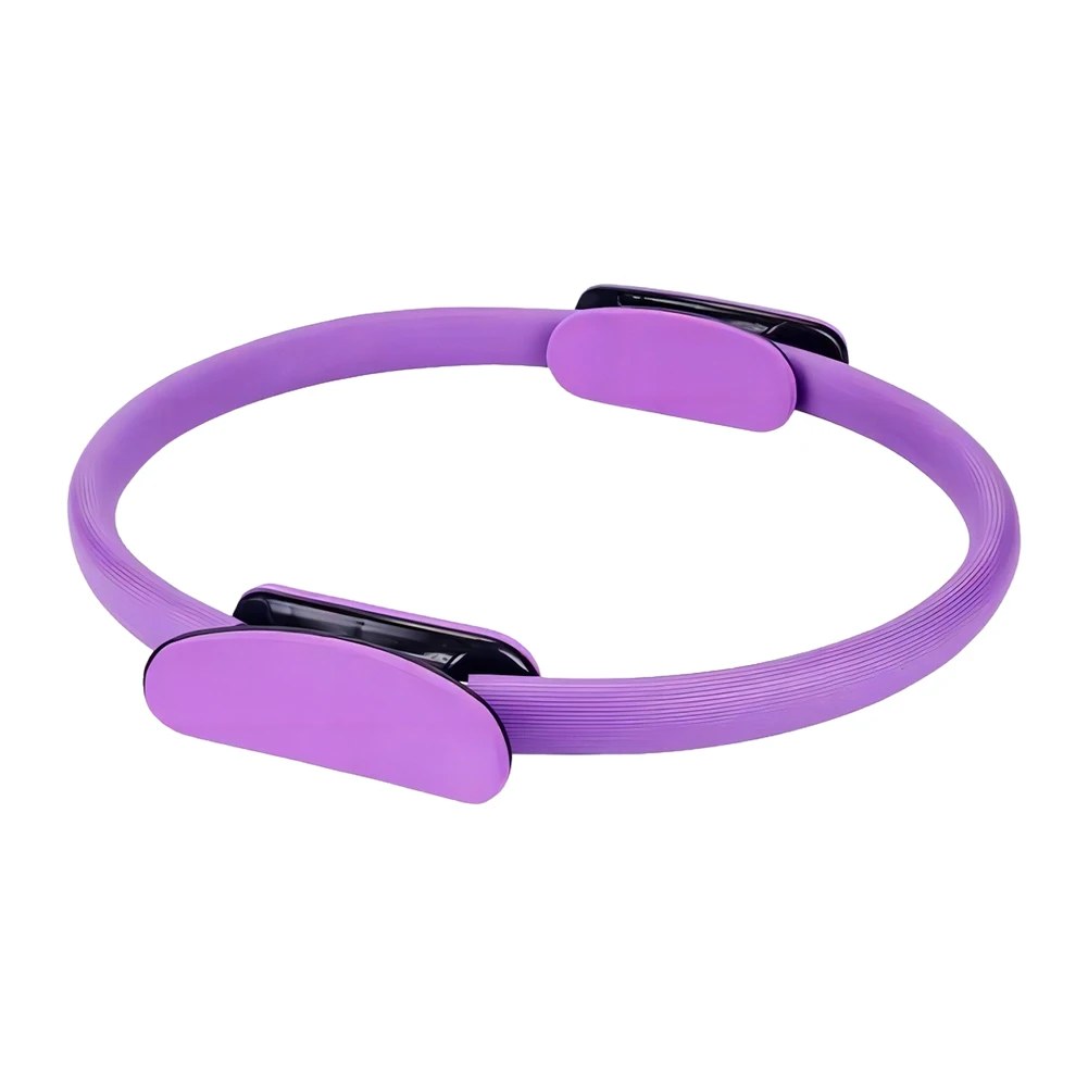 Pilates ring viola con due impugnature nere e imbottiture viola su sfondo bianco