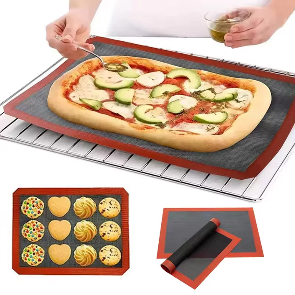 Tappetino silicone forno forato: pizza sul tappetino sopra la griglia del forno, sotto biscotti e un tappetino arrotolato