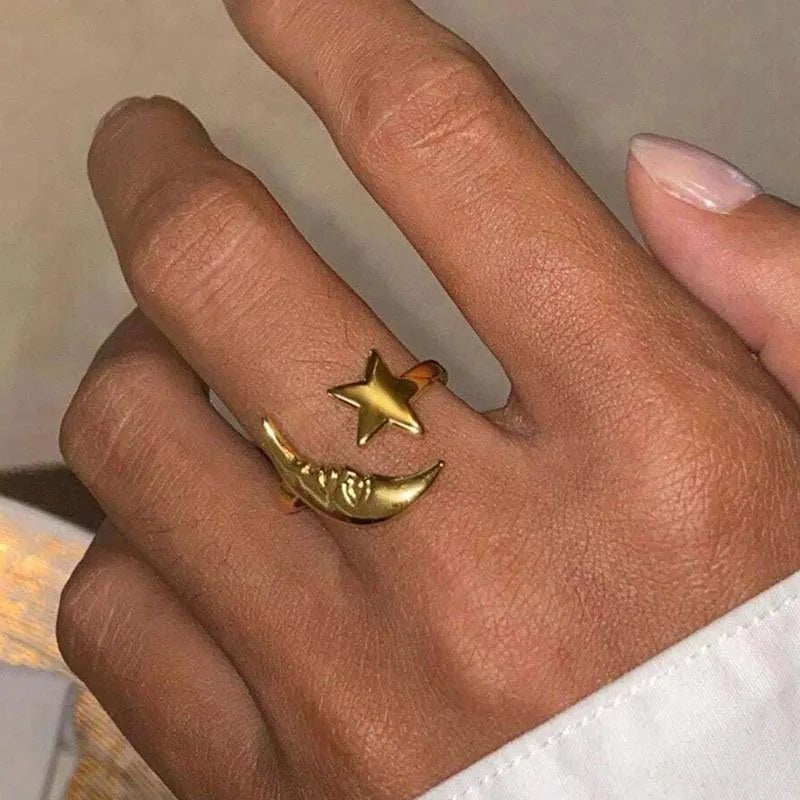 Anello regolabile stella e luna al dito