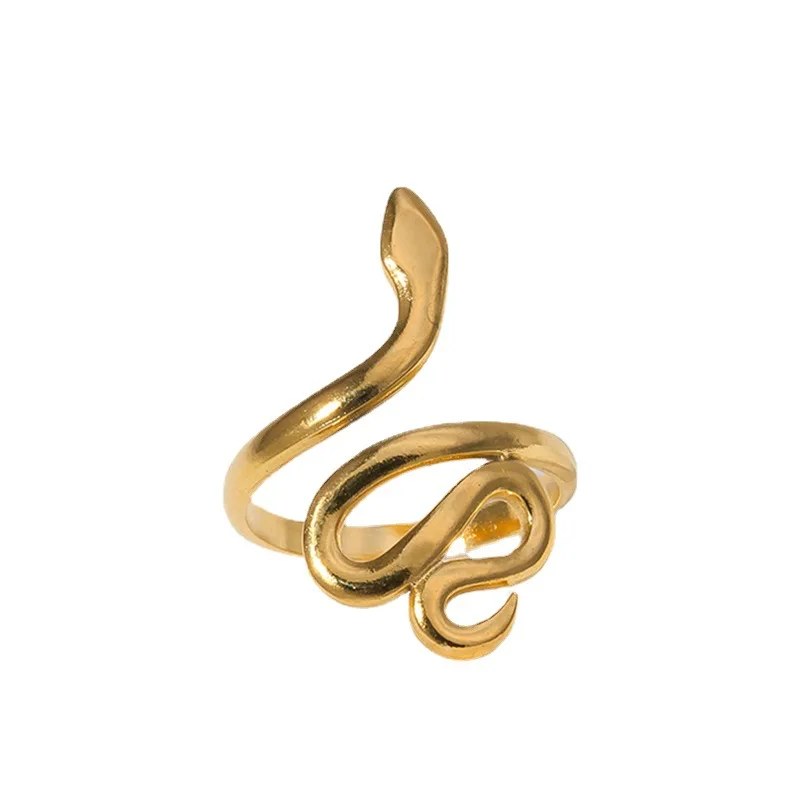 Anello serpente color oro visto di fronte su fondo bianco