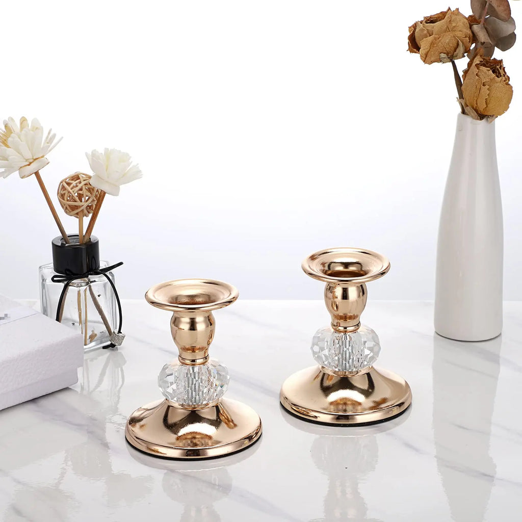 I due candelieri oro senza candele, con la sfera di cristallo sullo stelo