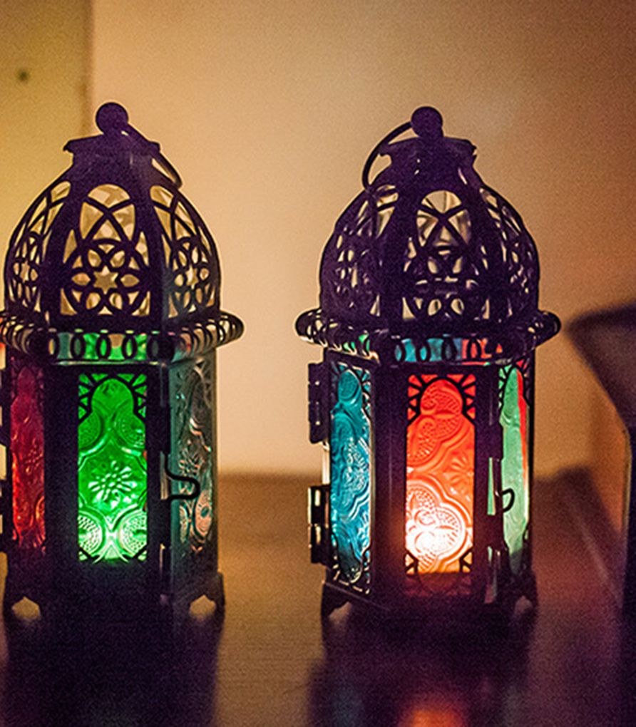 Due lanterne marocchine nere con vetri verdi, rossi e blu