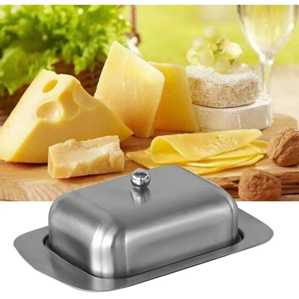 Il porta burro in acciaio inox chiuso davanti a diversi formaggi