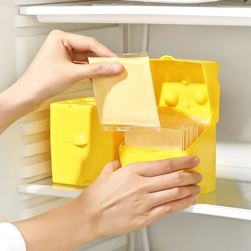 Il porta formaggio nella porta del frigorifero mentre si mette dentro una fetta
