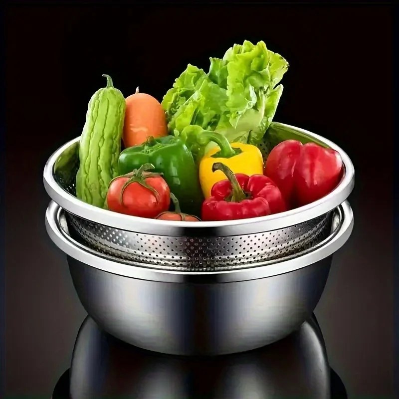 Scolapasta con verdure appoggiato nella ciotola in acciaio inox