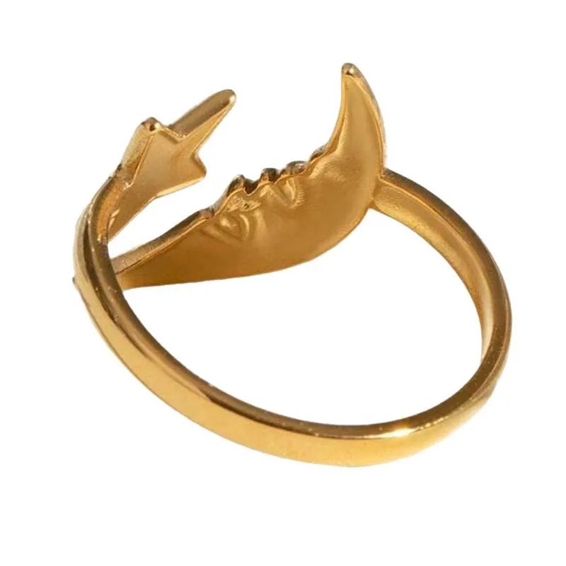L'anello aperto color oro visto da dietro: fascia liscia, stella e luna