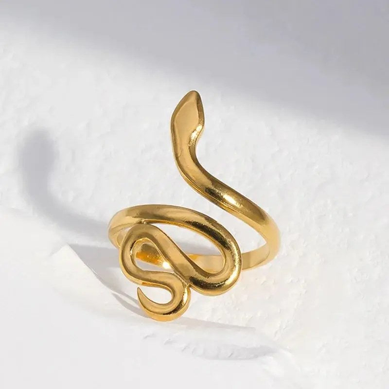 Anello serpente visto dal basso: fascia sottile e coda sinuosa