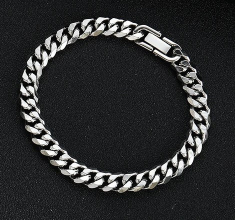 Bracciale uomo color acciaio visto dall'alto