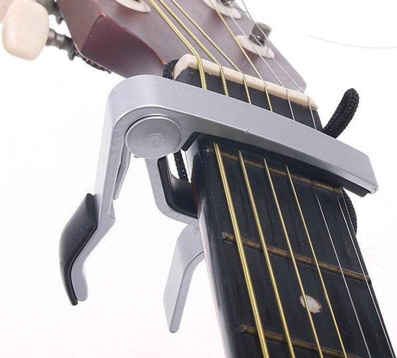 Capotasto montato sul manico di una chitarra acustica, al primo tasto