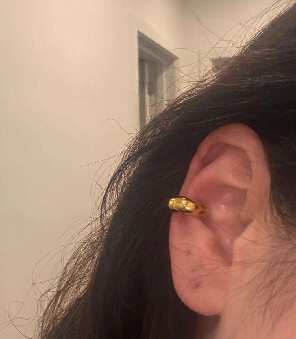 Foto di un cliente: ear cuff color oro spesso su un orecchio