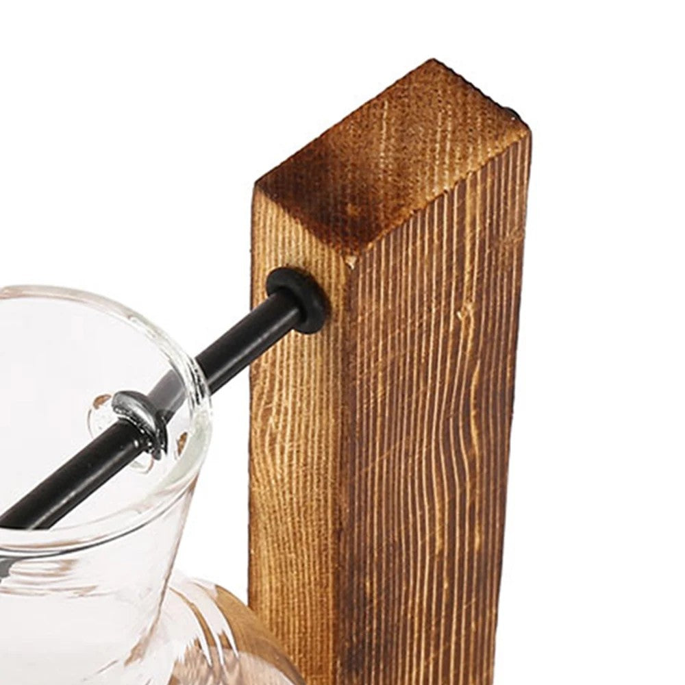 Dettaglio del supporto in legno: l'asta nera che regge il collo del bulbo in vetro