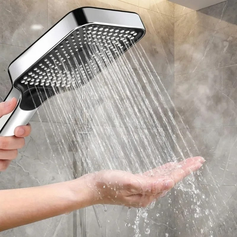 Doccino in uso: l'acqua esce da tutta la superficie dei getti