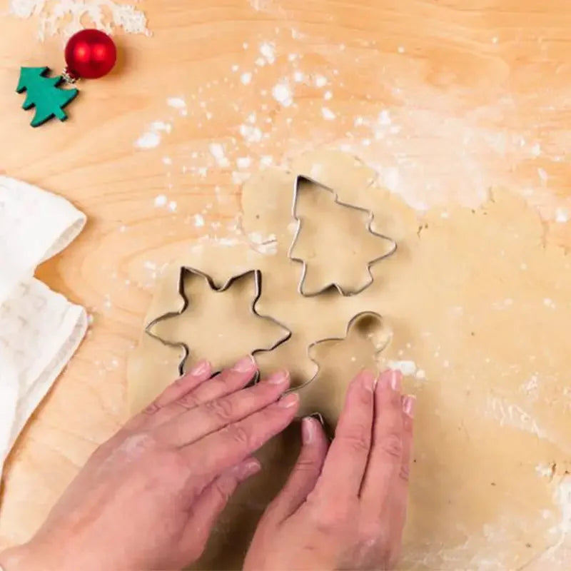 Formine – tra cui l'albero di Natale – premute nella pasta stesa