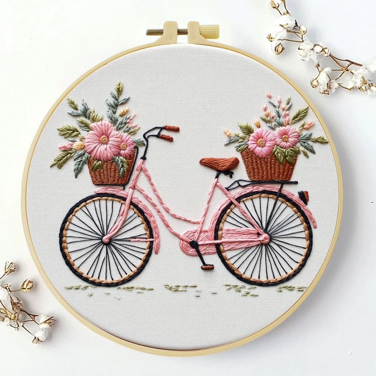 Il ricamo finito con la bicicletta rosa e i cesti di fiori nel telaio da 20 cm